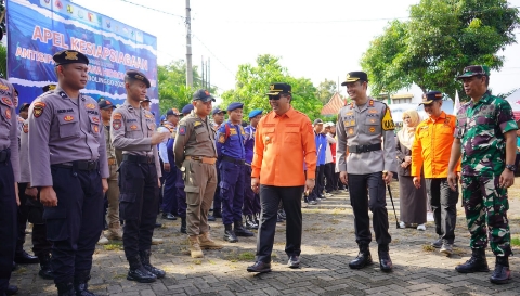 Wali Kota Probolinggo dr. Aminuddin memimpin Apel Kesiapsiagaan Bencana Hidrometeorologi bersama jajaran Forkopimda di halaman kantor BPBD Kota Probolinggo.
