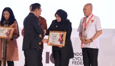 Bupati Banyuwangi Ipuk Fiestiandani menerima penghargaan dari Ketua Umum PB ISSI Jenderal Listyo Sigit Prabowo pada Munas Indonesia Cycling Federation (ICF) di Jakarta.