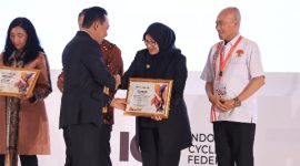 Bupati Banyuwangi Ipuk Fiestiandani menerima penghargaan dari Ketua Umum PB ISSI Jenderal Listyo Sigit Prabowo pada Munas Indonesia Cycling Federation (ICF) di Jakarta.