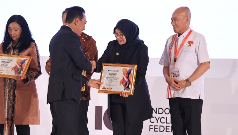 Bupati Banyuwangi Ipuk Fiestiandani menerima penghargaan dari Ketua Umum PB ISSI Jenderal Listyo Sigit Prabowo pada Munas Indonesia Cycling Federation (ICF) di Jakarta.