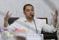 Wali Kota Surabaya Eri Cahyadi memberikan keterangan kepada media terkait dugaan kasus keracunan enam siswa SDN Margorejo 1 Surabaya, Kamis (30/10/2025).