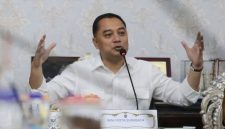 Wali Kota Surabaya Eri Cahyadi memberikan keterangan kepada media terkait dugaan kasus keracunan enam siswa SDN Margorejo 1 Surabaya, Kamis (30/10/2025).