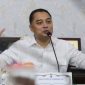 Wali Kota Surabaya Eri Cahyadi memberikan keterangan kepada media terkait dugaan kasus keracunan enam siswa SDN Margorejo 1 Surabaya, Kamis (30/10/2025).