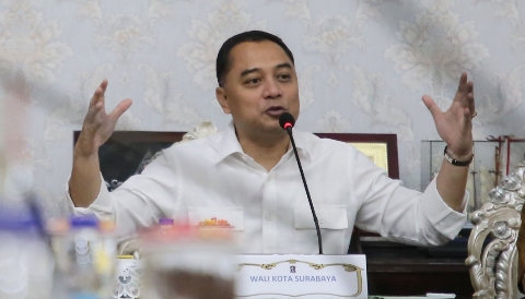 Wali Kota Surabaya Eri Cahyadi memberikan keterangan kepada media terkait dugaan kasus keracunan enam siswa SDN Margorejo 1 Surabaya, Kamis (30/10/2025).