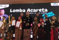 Bupati Sumenep Achmad Fauzi Wongsojudo menyerahkan penghargaan kepada peserta Lomba Acareta tingkat SD di Pendopo Agung Keraton Sumenep, Kamis (30/10/2025).