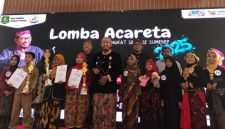 Bupati Sumenep Achmad Fauzi Wongsojudo menyerahkan penghargaan kepada peserta Lomba Acareta tingkat SD di Pendopo Agung Keraton Sumenep, Kamis (30/10/2025).