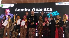 Bupati Sumenep Achmad Fauzi Wongsojudo menyerahkan penghargaan kepada peserta Lomba Acareta tingkat SD di Pendopo Agung Keraton Sumenep, Kamis (30/10/2025).