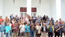 Para pedagang korban kebakaran Pasar Jumat (Pasjum) Purwakarta saat menyampaikan aspirasi terkait kepastian dana kerahiman.