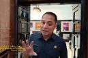Wali Kota Surabaya Eri Cahyadi saat memberikan keterangan terkait admin media sosial pribadinya di Balai Kota Surabaya, Senin (3/11/2025).