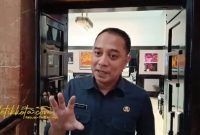 Wali Kota Surabaya Eri Cahyadi saat memberikan keterangan terkait admin media sosial pribadinya di Balai Kota Surabaya, Senin (3/11/2025).