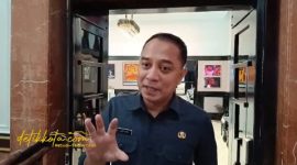 Wali Kota Surabaya Eri Cahyadi saat memberikan keterangan terkait admin media sosial pribadinya di Balai Kota Surabaya, Senin (3/11/2025).
