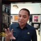 Wali Kota Surabaya Eri Cahyadi saat memberikan keterangan terkait admin media sosial pribadinya di Balai Kota Surabaya, Senin (3/11/2025).