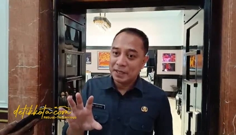 Wali Kota Surabaya Eri Cahyadi saat memberikan keterangan terkait admin media sosial pribadinya di Balai Kota Surabaya, Senin (3/11/2025).