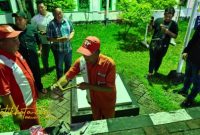 Petugas Disperindag Kabupaten Pasuruan bersama Polres dan DPRD melakukan pemeriksaan kualitas BBM di salah satu SPBU wilayah Pandaan, Minggu (2/11/2025) malam.