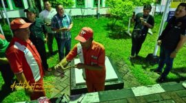 Petugas Disperindag Kabupaten Pasuruan bersama Polres dan DPRD melakukan pemeriksaan kualitas BBM di salah satu SPBU wilayah Pandaan, Minggu (2/11/2025) malam.