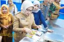 Bupati Lumajang Indah Amperawati meninjau proses uji coba Menu Bergizi Gratis (MBG) di Dapur SPPG Tempeh, Desa Tempeh Tengah, Senin (3/11/2025).