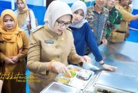 Bupati Lumajang Indah Amperawati meninjau proses uji coba Menu Bergizi Gratis (MBG) di Dapur SPPG Tempeh, Desa Tempeh Tengah, Senin (3/11/2025).