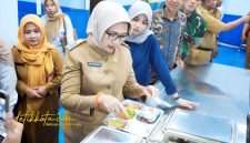 Bupati Lumajang Indah Amperawati meninjau proses uji coba Menu Bergizi Gratis (MBG) di Dapur SPPG Tempeh, Desa Tempeh Tengah, Senin (3/11/2025).