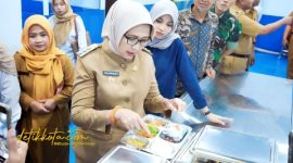 Bupati Lumajang Indah Amperawati meninjau proses uji coba Menu Bergizi Gratis (MBG) di Dapur SPPG Tempeh, Desa Tempeh Tengah, Senin (3/11/2025).