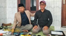 Fajar Satria, pemilik Bang Alief, didampingi kuasa hukumnya saat memberikan keterangan pers terkait penyitaan dana oleh penyidik Tipikor Polres Sumenep, Senin (3/11/2025).