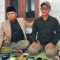 Fajar Satria, pemilik Bang Alief, didampingi kuasa hukumnya saat memberikan keterangan pers terkait penyitaan dana oleh penyidik Tipikor Polres Sumenep, Senin (3/11/2025).
