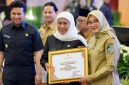 Bupati Banyuwangi Ipuk Fiestiandani menerima penghargaan Kepala Daerah Terbaik III Pembina Siskamling Terpadu Merah Putih Jogo Jawa Timur 2025 dari Gubernur Khofifah Indar Parawansa di Surabaya, Selasa (4/11/2025).