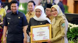 Bupati Banyuwangi Ipuk Fiestiandani menerima penghargaan Kepala Daerah Terbaik III Pembina Siskamling Terpadu Merah Putih Jogo Jawa Timur 2025 dari Gubernur Khofifah Indar Parawansa di Surabaya, Selasa (4/11/2025).