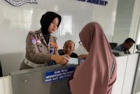 Petugas Satpas Polres Sumenep memberikan pelayanan kepada masyarakat melalui program Polisi Menyapa di Kantor Satpas, Rabu (5/11/2025).