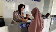 Petugas Satpas Polres Sumenep memberikan pelayanan kepada masyarakat melalui program Polisi Menyapa di Kantor Satpas, Rabu (5/11/2025).