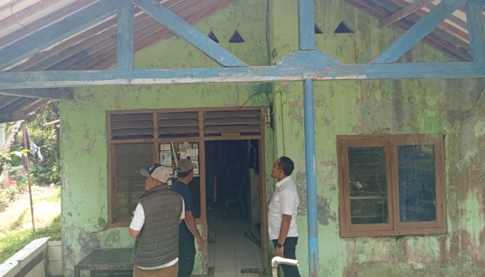 Kabid Disperkim Purwakarta Ofi Sofyan Gumelar saat melakukan monitoring program Rumah Tidak Layak Huni (Rutilahu) di Kecamatan Jatiluhur, Rabu (5/11/2025).