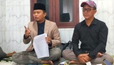 Kuasa hukum Bang Alief, Kamarullah, saat membeberkan 22 nama oknum diduga terlibat kasus Fraud Bank Jatim Sumenep.