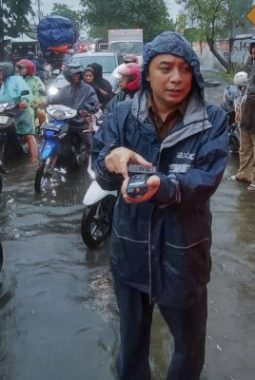 Wali Kota Surabaya Minta Warga Tidak Tutupi Saluran Air untuk Atasi Banjir