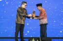Wakil Bupati Pasuruan, Shobih Asrori, menerima penghargaan Anugerah Program Ekonomi Terpuji dari Direktur Utama detikcom, Abdul Aziz, di Hotel Grand Mercure Malang.