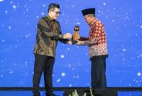 Wakil Bupati Pasuruan, Shobih Asrori, menerima penghargaan Anugerah Program Ekonomi Terpuji dari Direktur Utama detikcom, Abdul Aziz, di Hotel Grand Mercure Malang.
