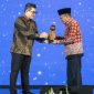 Wakil Bupati Pasuruan, Shobih Asrori, menerima penghargaan Anugerah Program Ekonomi Terpuji dari Direktur Utama detikcom, Abdul Aziz, di Hotel Grand Mercure Malang.
