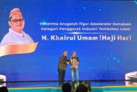 Abdullah, Direktur Bawang Mas Center (BMC) mewakili Haji Khairul Umam selaku Dirketur Utama PT Bawang Mas Grup, menerima penghargaan dari Detik Jatim di Kota Malang, Rabu (5/11/2025).