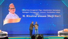 Abdullah, Direktur Bawang Mas Center (BMC) mewakili Haji Khairul Umam selaku Dirketur Utama PT Bawang Mas Grup, menerima penghargaan dari Detik Jatim di Kota Malang, Rabu (5/11/2025).