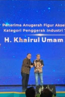 Ketua P4TM Haji Her Raih Penghargaan Figur Akselerator Kemajuan 2025 di detikJatim Awards