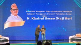 Abdullah, Direktur Bawang Mas Center (BMC) mewakili Haji Khairul Umam selaku Dirketur Utama PT Bawang Mas Grup, menerima penghargaan dari Detik Jatim di Kota Malang, Rabu (5/11/2025).