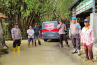 Petugas bersama warga memantau kondisi banjir di Desa Jalmak, Kecamatan Pamekasan, Kamis (6/11/2025).
