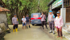 Petugas bersama warga memantau kondisi banjir di Desa Jalmak, Kecamatan Pamekasan, Kamis (6/11/2025).