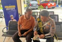 Petugas KB Samsat Sumenep memberikan penjelasan kepada masyarakat wajib pajak terkait prosedur balik nama kendaraan, Kamis (6/11/2025).