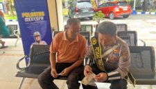 Petugas KB Samsat Sumenep memberikan penjelasan kepada masyarakat wajib pajak terkait prosedur balik nama kendaraan, Kamis (6/11/2025).