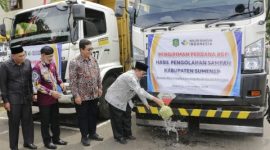 pengiriman perdana RDF sebanyak 24,1 ton, yang berlangsung di depan Pendopo Agung Keraton Sumenep, Kamis (6/11/2025).