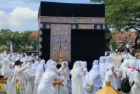 Ratusan siswa RA dan SDI Al Munawarah Pamekasan mengikuti pelatihan manasik haji di Pendopo Agung Ronggosukowati, Jumat (7/11/2025).