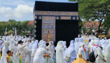 Ratusan siswa RA dan SDI Al Munawarah Pamekasan mengikuti pelatihan manasik haji di Pendopo Agung Ronggosukowati, Jumat (7/11/2025).