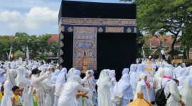 Ratusan siswa RA dan SDI Al Munawarah Pamekasan mengikuti pelatihan manasik haji di Pendopo Agung Ronggosukowati, Jumat (7/11/2025).