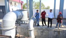 Petugas Dinas Sumber Daya Air dan Bina Marga (DSDABM) Surabaya mempercepat penyelesaian proyek rumah pompa dan drainase di sejumlah titik kota.