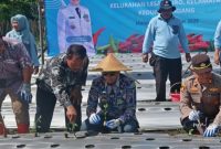 Wali Kota Malang Wahyu Hidayat bersama TPID menanam cabai di Kelurahan Lesanpuro, Kecamatan Kedungkandang, Jumat (7/11/2025).