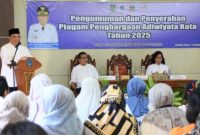 Wali Kota Probolinggo dr. Aminuddin saat sambuatan dalam penyerahan piagam penghargaan Adiwiyata kepada perwakilan sekolah penerima di Aula Bestari DLH Kota Probolinggo, Jumat (7/11/2025).